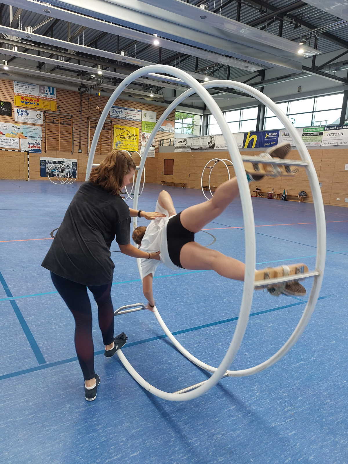 Übungsleiterin Katrin bei der Hilfestellung